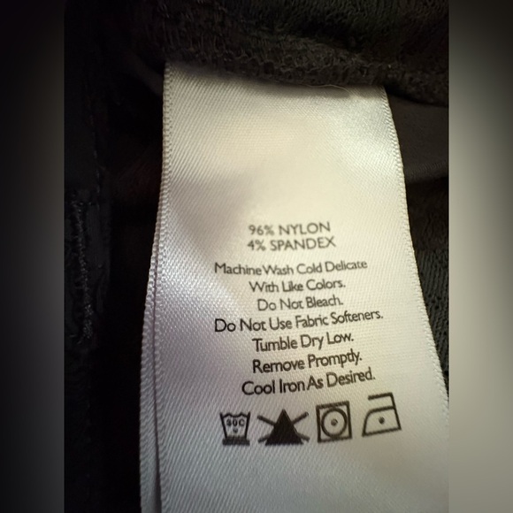Eddie Bauer Black/Grey Patterned Capris - Picture 4 of 5